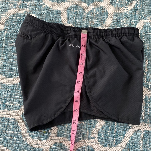 Nike size small woman’s athletic shorts - Picture 8 of 9
